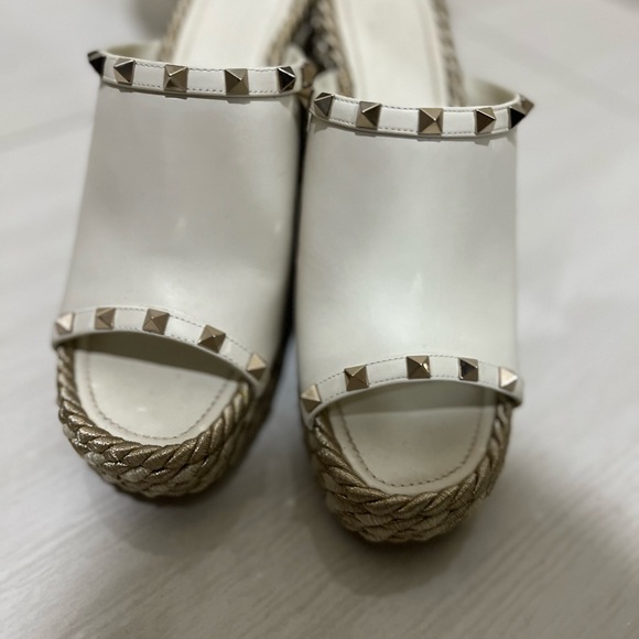 Valentino Garavani. wedge sandal